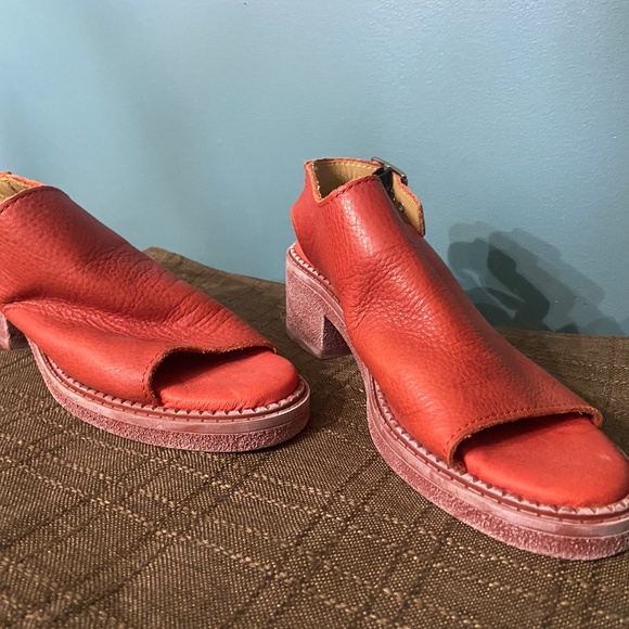 John glue of orange leather shoes - Picture 2 of 4